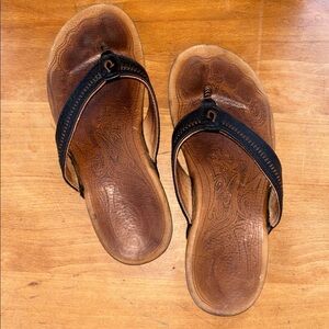 Olukai Haiku Brown and Black Leather Flip Flop Sandals, Size 7, VGUC